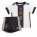 Tyskland Leon Goretzka #8 Hjemmebanesæt Børn VM 2022 Kortærmet (+ Korte bukser)